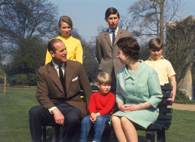 FIREBARNSMAMMA: Dronning Elizabeth og prins Philip fikk fire barn - fra venstre Anne, Edward, Charles og Andrew. Her er de fotografert på 70-tallet. Foto: NTB scanpix FIREBARNSMAMMA: Dronning Elizabeth og prins Philip fikk fire barn - fra venstre Anne, Edward, Charles og Andrew. Her er de fotografert på 70-tallet. Foto: NTB scanpix